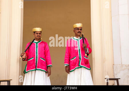 Deux gardiens hommes au Fort Amber à Jaipur, Inde,en uniforme rouge à coups de Banque D'Images