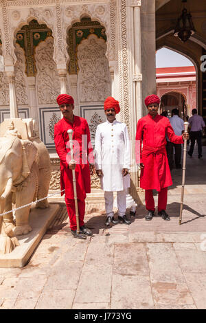 3 gardiens hommes en uniforme rouge à au Fort Amber à Jaipur, Inde,en robes jaune Banque D'Images