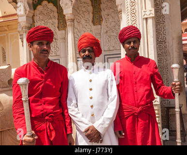 Fort des gardes au au Fort Amber à Jaipur, Inde,en uniforme rouge Banque D'Images