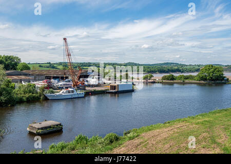 Petit chantier sur la Gloucester et la netteté de canal à la rivière Severn Gloucestershire Banque D'Images