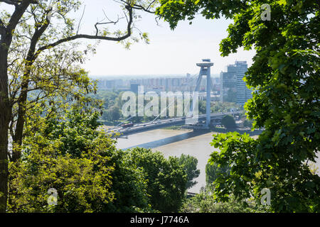 L'OVNI Tower bridge sur le Danube à Bratislava Banque D'Images