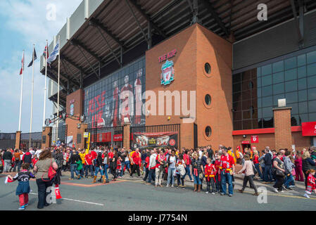 Les foules au Kop d'Anfield Liverpool FC stand Banque D'Images