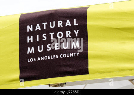 Une bannière jaune et noir montrant les mots Musée d'histoire naturelle du comté de Los Angeles sur un fond noir. Banque D'Images