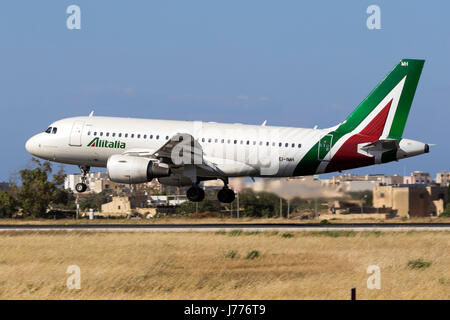 Alitalia Airbus A319-112 [EI-IMH] dans la dernière livrée pour Alitalia piste d'atterrissage 31. Banque D'Images