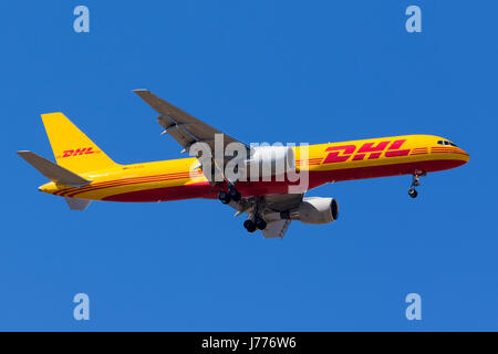 DHL (European Air Transport) Boeing 757-2- MANGER Q8(PCF) [D-ALEN] finale sur la piste 31. Banque D'Images