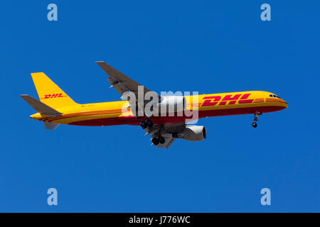 DHL (European Air Transport) Boeing 757-2- MANGER Q8(PCF) [D-ALEN] finale sur la piste 31. Banque D'Images