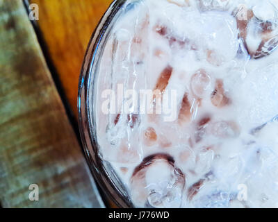 Des boissons d'été sur un fond de bois, vue du dessus. Café froid avec de la glace. Banque D'Images
