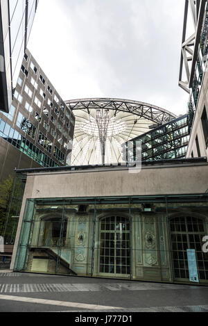 Reste de la salle à manger d'une maison conservé en mémoire de la Seconde Guerre mondiale, à proximité d'un centre commercial dans la rue à Berlin, Allemagne Banque D'Images