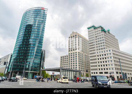 Berlin, Allemagne - 12 Avril 2017 : Potsdamer Platz Gare avec nouveaux gratte-ciel moderne, le trafic et les piétons à Berlin, Allemagne Banque D'Images