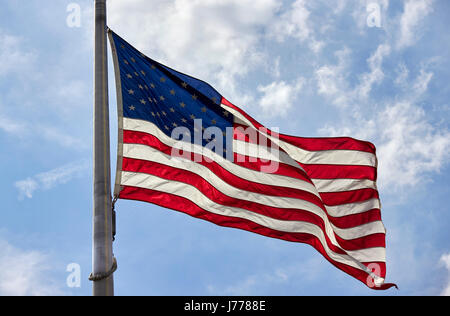 Us flag flying against blue sky Washington DC USA Banque D'Images