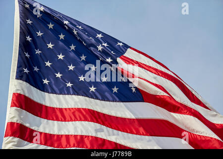 Us flag flying against blue sky Washington DC USA Banque D'Images