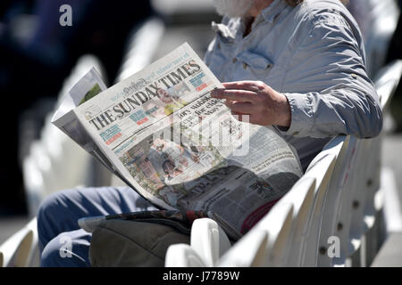 Homme lisant le journal Sunday Times Banque D'Images