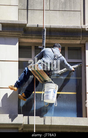 Nettoyage homme windows à l'aide de techniques de corde en rappel Washington DC USA Banque D'Images