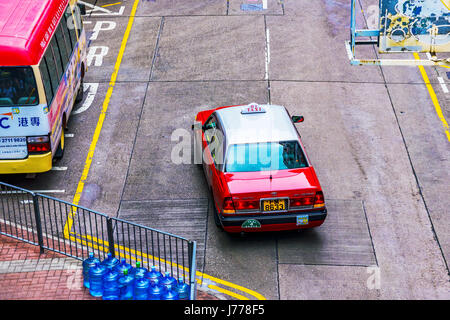 HONG KONG, CHINE - 27 avril : c'est une vue d'un taxi local conduire sur une route dans la région de Mong Kok occupés le 27 avril 2017 à Hong Kong Banque D'Images