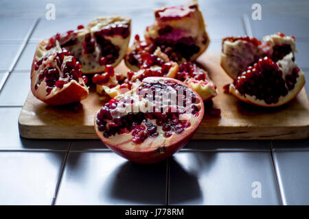 Close-up of pomegranate on table Banque D'Images