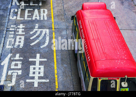 HONG KONG, CHINE - 27 avril : c'est une vue aérienne d'un bus roulant sur une route dans la zone Mong Kok de Hong Kong le 27 avril 2017 à Hong Kon Banque D'Images