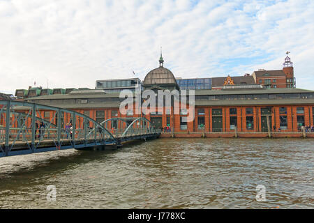 Hambourg, Allemagne - le 29 octobre 2016 : poissons Fischmarkt / salle d'enchères - où le poisson est vendu à Hambourg. Vue depuis la rivière Elbe. C'est l'Allemagne est larg Banque D'Images