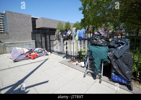 Le séchage des vêtements et effets personnels dans le soleil à l'exclusion extrême du logement des sans-abri salon magistrature Square Washington DC USA Banque D'Images