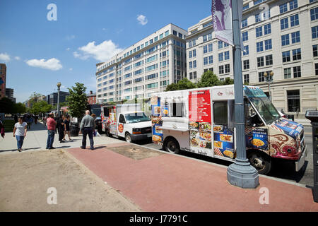 Les camions de nourriture sur massachusetts avenue nw dans le district commercial à l'heure du déjeuner Washington DC USA Banque D'Images