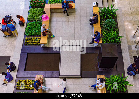 HONG KONG, CHINE - 27 avril : Il s'agit d'une zone d'attente au rez-de-chaussée de l'aéroport international de Hong Kong le 27 avril 2017 à Hong Kong Banque D'Images