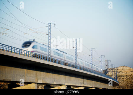 Low angle view of high speed train sur le pont contre un ciel clair Banque D'Images