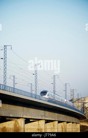 Low angle view of high speed train sur le pont contre un ciel clair Banque D'Images