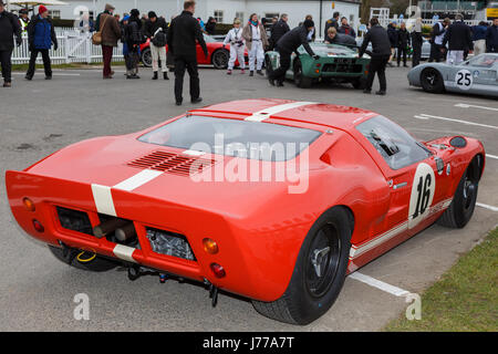 1965 Ford GT40 de Manuel Ferrao et Jim Farley dans le paddock à Goodwood GRRC MEMBRES 74e séance, Sussex, UK. Banque D'Images