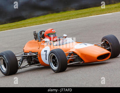 1970 Chevron-Ford B17 avec pilote James King pendant la Coupe du Derek Bell à la 74e réunion des membres Goodwood GRRC, Sussex, UK. Banque D'Images