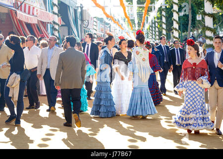 Séville, Espagne - 02 mai 2017 : Des gens habillés en costumes traditionnels espagnols célébrant la foire d'Avril de Séville. Banque D'Images