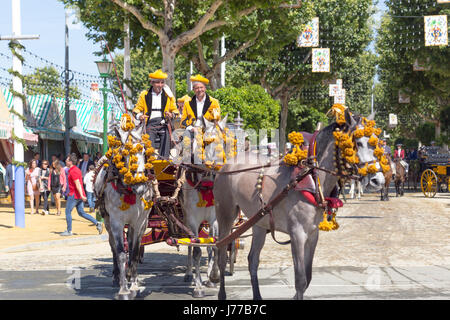 Séville, Espagne - 02 mai, 2017 voitures à cheval équitation traditionnelle : la célébration de la foire d'Avril de Séville. Banque D'Images