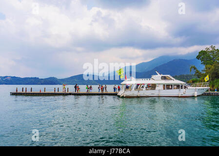 NANTOU, TAIWAN - Mai 06 : c'est une jetée sur Sun Moon Lake avec un bateau de tourisme pour les personnes en attente d'embarquer le Mai 06, 2017 à Nantou Banque D'Images