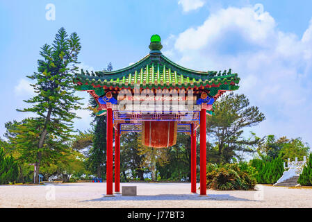 Pavillon chinois traditionnels avec la nature Banque D'Images