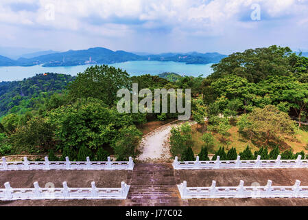 Avis de Sun Moon Lake avec entrée du temple Banque D'Images