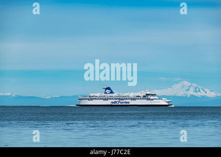 BC Ferries, navires à passagers de l'entreprise Esprit de la Colombie-Britannique sur la mer avec de belles Mt Baker Contexte 3. Banque D'Images