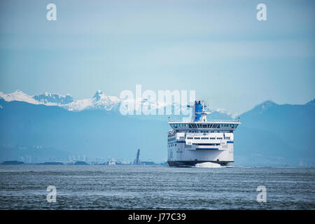 BC Ferries, navires à passagers de l'entreprise Esprit de la Colombie-Britannique près de la voile à l'Île Galiano 3. Banque D'Images