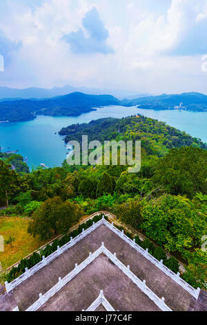 Avis de Sun Moon Lake avec Ci'en temple de la pagode Banque D'Images