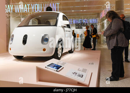 Londres, Royaume-Uni. 23 mai, 2017. Un Waymo 'Firefly' auto-conduisant le véhicule (anciennement l'auto-conduite Google Projet de voiture). Appuyez sur aperçu de la conception 'California', la liberté d'une exposition au Design Museum pour célébrer l'histoire de produits conçus en Californie dans les années 60 pour la journée en cours. L'exposition est présentée du 24 mai au 15 octobre 2017. Crédit : Stephen Chung/Alamy Live News Banque D'Images