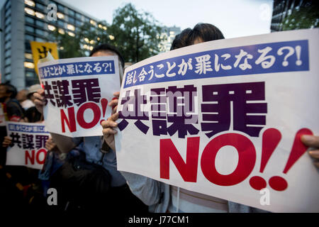 Tokyo, Japon. 23 mai, 2017. Les manifestants crier des slogans dénonçant une conspiration contre le projet de loi au cours d'un rassemblement devant le bâtiment de la Diète nationale à Tokyo. Le Japon s'attend à un passage d'une loi visant à punir les coupables de crimes graves planification soulève les protestations contre l'expansion potentielle des pouvoirs de l'état que les critiques craignent peut être utilisé pour saper les libertés civiles fondamentales. Credit : ZUMA Press, Inc./Alamy Live News Banque D'Images