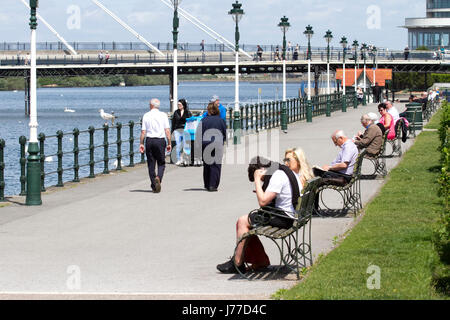 Southport, Merseyside, 23 mai 2017. Météo britannique. Une journée ensoleillée et chaude dans le nord ouest de l'Angleterre que les touristes affluent à la station balnéaire traditionnelle de Southport Merseyside. Hauts de 20 °C et a continué ensoleillé tout au long de la journée comme une mini vague plane sur le Royaume Uni avec le temps est humide et chaud devrait se poursuivre jusqu'à la fin de semaine. Credit : Cernan Elias/Alamy Live News Banque D'Images