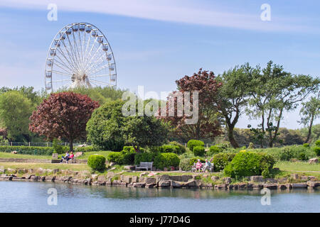 Southport, Merseyside, 23 mai 2017. Météo britannique. Une journée ensoleillée et chaude dans le nord ouest de l'Angleterre que les touristes affluent à la station balnéaire traditionnelle de Southport Merseyside. Hauts de 20 °C et a continué ensoleillé tout au long de la journée comme une mini vague plane sur le Royaume Uni avec le temps est humide et chaud devrait se poursuivre jusqu'à la fin de semaine. Credit : Cernan Elias/Alamy Live News Banque D'Images