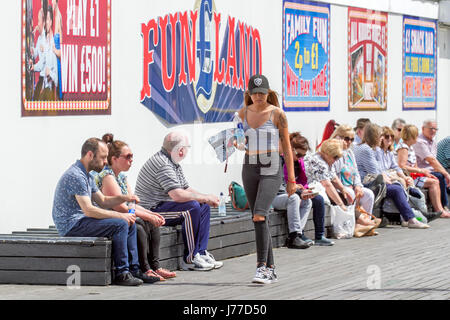 Southport, Merseyside, 23 mai 2017. Météo britannique. Une journée ensoleillée et chaude dans le nord ouest de l'Angleterre que les touristes affluent à la station balnéaire traditionnelle de Southport Merseyside. Hauts de 20 °C et a continué ensoleillé tout au long de la journée comme une mini vague plane sur le Royaume Uni avec le temps est humide et chaud devrait se poursuivre jusqu'à la fin de semaine. Credit : Cernan Elias/Alamy Live News Banque D'Images