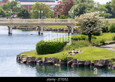 Southport, Merseyside, 23 mai 2017. Météo britannique. Une journée ensoleillée et chaude dans le nord ouest de l'Angleterre que les touristes affluent à la station balnéaire traditionnelle de Southport Merseyside. Hauts de 20 °C et a continué ensoleillé tout au long de la journée comme une mini vague plane sur le Royaume Uni avec le temps est humide et chaud devrait se poursuivre jusqu'à la fin de semaine. Credit : Cernan Elias/Alamy Live News Banque D'Images