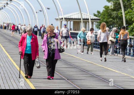 Southport, Merseyside, 23 mai 2017. Météo britannique. Une journée ensoleillée et chaude dans le nord ouest de l'Angleterre que les touristes affluent à la station balnéaire traditionnelle de Southport Merseyside. Hauts de 20 °C et a continué ensoleillé tout au long de la journée comme une mini vague plane sur le Royaume Uni avec le temps est humide et chaud devrait se poursuivre jusqu'à la fin de semaine. Credit : Cernan Elias/Alamy Live News Banque D'Images