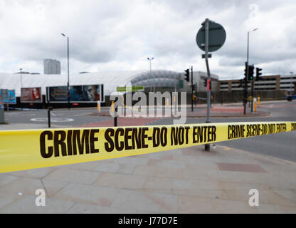 Manchester, UK. 23 mai, 2017. Fixer la Police de Manchester Arena de Manchester, UK, le 23 mai 2017. Un total de 22 personnes, dont des enfants, ont été tués et 59 autres blessés dans un attentat suicide à la Manchester Arena lundi soir, la police a annoncé mardi. Credit : Han Yan/Xinhua/Alamy Live News Banque D'Images