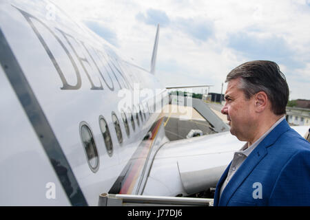 Berlin, Allemagne. 23 mai, 2017. Sigmar Gabriel, ministre allemand des affaires étrangères, un des conseils de l'air allemande (Luftwaffe) Airbus A340 dans le secteur militaire de l'aéroport de Tegel à Berlin, Allemagne, 23 mai 2017. Ministre Gabriel se rendra en Chine pour une journée. Photo : Gregor Fischer/dpa/Alamy Live News Banque D'Images