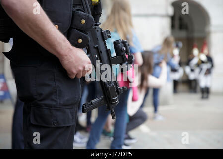 Londres, Royaume-Uni. 23 mai, 2017. Un policier armé est photographié après Manchester Arena bombardement, à Londres, Royaume-Uni, le 23 mai 2017. Crédit : Tim Irlande/Xinhua/Alamy Live News Banque D'Images