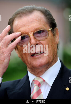 Fichier - File photo datée du 07 juin 2010 montrant l'acteur et ambassadeur de l'UNICEF, Roger Moore lors d'une conférence de presse de l'UNICEF pour la Forêt Noire en Allemagne. Photo : Patrick Seeger/dpa Banque D'Images