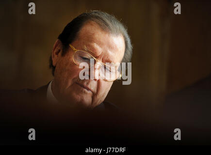 Fichier - File photo datée du 29 janvier 2010, montrant l'acteur et ambassadeur de l'UNICEF Roger Moore lors d'une conférence de presse à Munich, Allemagne. Photo : Tobias Hase/dpa Banque D'Images