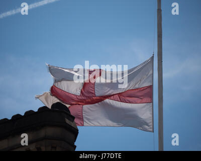 Manchester, UK. 23 mai, 2017. L'Angleterre d'un drapeau qui flotte en berne sur l'hôtel de ville de Manchester, dans Albert Square, dans le centre-ville de Manchester, le lendemain d'une attaque suicide à la bombe a tué 22 comme la foule a été de quitter l'Ariana Grande concert à l'Arena de Manchester. Crédit : Chris Rogers/Alamy Live News Banque D'Images