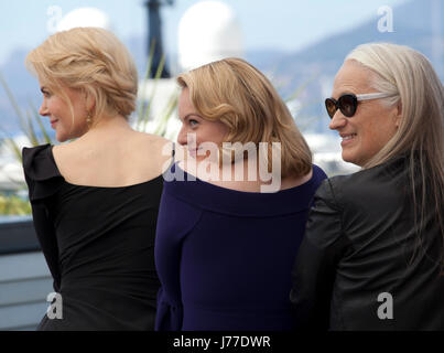 Cannes, France. 23 mai, 2017. Nicole Kidman, Elisabeth Moss et directeur Jane Campion dans le haut du lac : China Girl photo appel à la 70e Festival de Cannes le mardi 23 mai 2017, Cannes, France. Crédit photo : Doreen Kennedy/Alamy Live News Banque D'Images